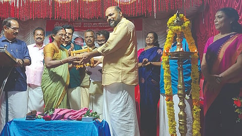 കളമച്ചല് കൈത്തറി പണിപ്പുരകളുടെ താക്കോല് ദാനം, തറി ഉപകരണങ്ങളുടെ വിതരണം എന്നിവ മന്ത്രി പി. രാജീവ് നിര്വഹിക്കുന്നു.