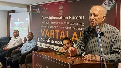 മുതിർന്ന മാധ്യമപ്രവർത്തകൻ തോമസ് ജേക്കബ് ഉദ്ഘാടനം ചെയ്ത് സംസാരിക്കുന്നു
