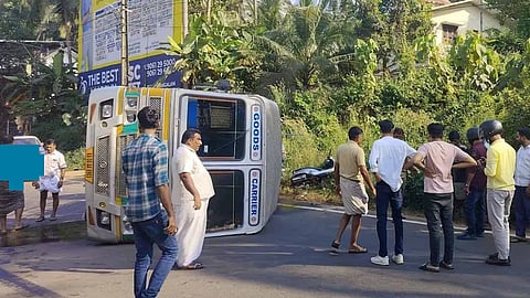 കൊടുവള്ളിയിൽ മറിഞ്ഞ ടാങ്കർ ലോറി നീക്കം ചെയ്യാൻ ശ്രമിക്കുന്നു
