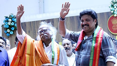 സത്യപ്രതിജ്ഞയ്ക്ക് ശേഷം ഇരു മന്ത്രിമാരും സദസിനെ അഭിസംബോധന ചെയ്യുന്നു