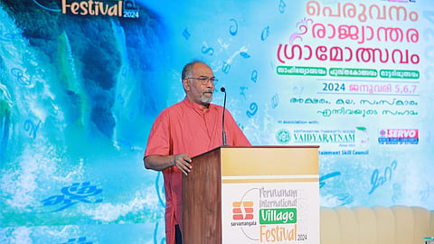 പെരുവനം രാജ്യാന്തര ഗ്രാമോത്സവത്തിൽ മുരളീ തുമ്മാരുകുടി സംസാരിക്കുന്നു.