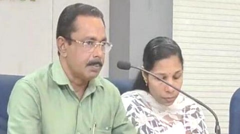 മനുവും സ്മിതയും കോട്ടയത്ത് വാർത്താസമ്മേളനത്തിൽ.