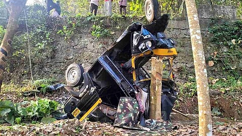 പാലക്കാട് ഓട്ടോറിക്ഷ 15 അടി താഴ്ചയിലേക്ക് മറിഞ്ഞു; ഡ്രൈവർക്ക് ദാരുണാന്ത്യം