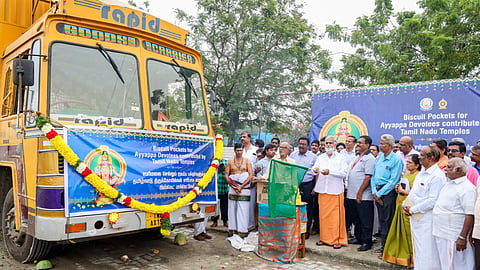 ശബരിമലയിലേക്കുള്ള ബിസ്ക്കറ്റ് ബോക്സുകൾ നിറച്ച ആദ്യ കണ്ടെയ്നർ തമിഴ്നാട് ദേവസ്വം മന്ത്രി പി.കെ. ശേഖർ ബാബു ചെന്നൈയിൽ ഫ്ളാഗ് ഓഫ് ചെയ്യുന്നു.