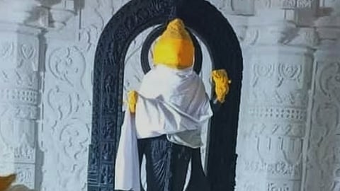 അയോധ്യയിൽ പ്രതിഷ്ഠിക്കുന്ന രാമവിഗ്രഹത്തിന്റെ ആദ്യ ചിത്രം പുറത്ത്