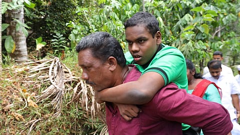 ദുരിതജീവിതത്തിന് വിട: ആകാശ് ഇനി പീസ് വാലിയുടെ തണലിൽ