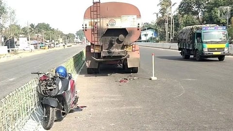 നിർത്തിയിട്ടിരുന്ന ലോറിക്കു പിന്നിൽ സ്കൂട്ടർ ഇടിച്ച് യാത്രികൻ മരിച്ചു