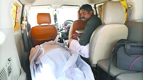 കൊച്ചിയിലെ പിഎഫ് ഓഫിസിൽ ആത്മഹത്യയ്ക്ക് ശ്രമിച്ച് മരണത്തിന് കീഴടങ്ങിയ തൃശൂർ പേരാമ്പ്ര സ്വദേശി ശിവരാമന്റെ മൃതദേഹം എറണാകുളത്തെ സ്വകാര്യ ആശുപത്രിയിൽ നിന്ന് വീട്ടിലേക്ക് കൊണ്ടുപോകുന്നു. മകൻ പ്രതീഷ് സമീപം.