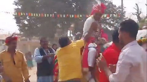 കുതിരപ്പുറത്തിരിക്കുന്ന വരനെ ആക്രമിക്കുന്ന പ്രതി.