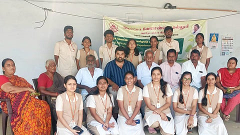 അമൃത കോളെജ് വിദ്യാർഥികൾ അധ്യാപകരോടും കർഷകരോടും ഒപ്പം.