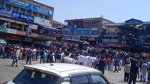 പുൽപ്പള്ളിയിൽ പ്രതിഷേധിക്കുന്നവർ