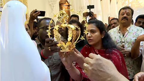 സുരേഷ് ഗോപി നൽകിയ സ്വർണകിരീടം എത്ര പവനുണ്ട്?; ചോദ്യവുമായി കോൺഗ്രസ് കൗൺസിലർ