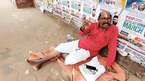 സെക്രട്ടേറിയറ്റിനു മുന്നിൽ സമരം നടത്തുന്ന റിട്ട. എസ്ഐ ഇ.ജി. പ്രസാദ്.