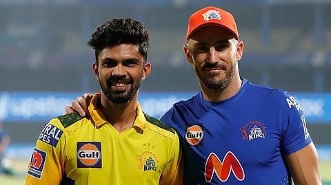 സിഎസ്കെ ക്യാപ്റ്റൻ ഋതുരാജ് ഗെയ്ക്ക്വാദും ആർസിബി ക്യാപ്റ്റൻ ഫാഫ് ഡു പ്ലെസിയും.