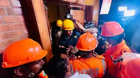 അപകടം നടന്ന പ്രദേശത്ത് രക്ഷാപ്രവർത്തനം നടക്കുന്നു
