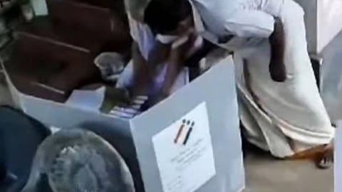 കള്ളവോട്ട് ചെയ്തതിന്റെ സിസിടിവി ദൃശ്യത്തിൽ നിന്ന്