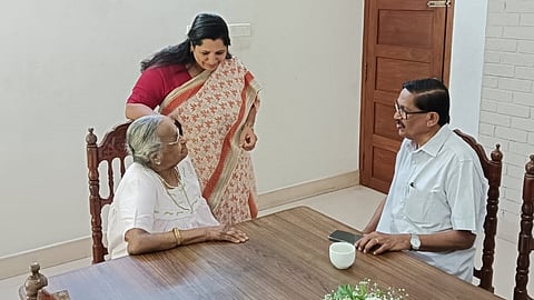 പി.സി. തോമസ് കുട്ടിയമ്മ മാണിയുമായി സംസാരിക്കുന്നു