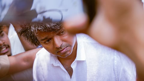 'ഇരുന്നൂറിലധികം പേരുമായി വോട്ട് ചെയ്യാനെത്തി'; നടൻ വിജയ്ക്കെതിരേ പരാതി