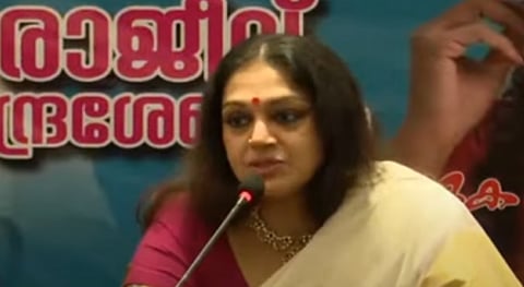 ''ആദ്യം മലയാളം പഠിക്കട്ടെ''; രാഷ്ട്രീയ പ്രവേശനം നിഷേധിക്കാതെ നടി ശോഭന