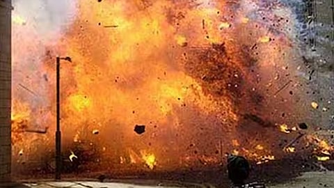 bomb blast in kannur; cpm worker injured