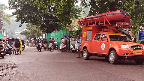 ഒഴുകി വന്ന തേങ്ങ പിടിക്കാൻ ആറ്റിൽ ചാടിയ വയോധികനെ കാണാതായി