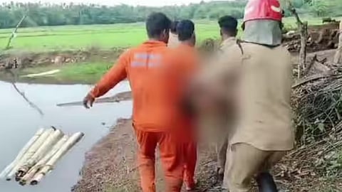 മണ്ണെടുത്ത കുഴിയിൽ കുളിക്കാനിറങ്ങി; 14 കാരന് ദാരുണാന്ത്യം