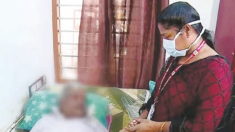 കിടപ്പു രോഗിയായ അച്ഛനെ മക്കൾ വാടക വീട്ടിൽ ഉപേക്ഷിച്ചു