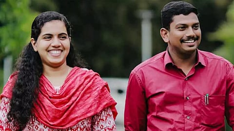 ആര്യയ്ക്കും സച്ചിൻ ദേവിനും എതിരേയുള്ള പരാതി പരിശോധിച്ച് നടപടിയെടുക്കാന് നിർദേശിച്ച് കോടതി