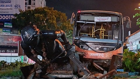 ksrtc bus accident thrissur destroys shaktan tampuran statue