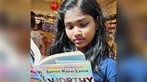 വായനാദിനത്തിൽ സ്വന്തം പുസ്തകവുമായി പത്തുവയസുകാരി