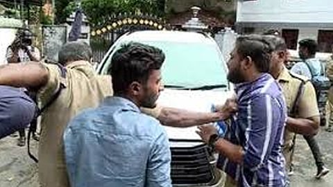 ksu black flag protest against v sivankutty