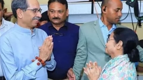 mamata banerjee said that the central government will not stand for long