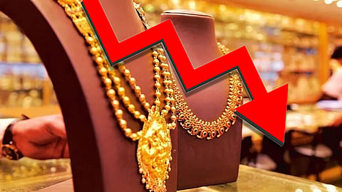 Gold prices continue to fluctuate; price drops slightly