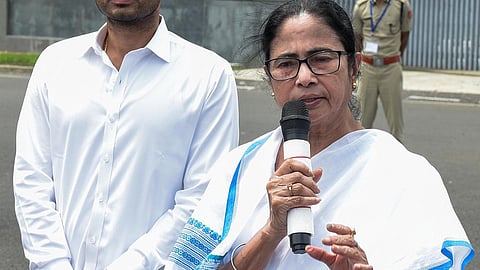 നീതി ആയോഗ് യോഗം: സംസാരിക്കുന്നതിനിടെ മൈക് ഓഫ് ചെയ്തതിൽ പ്രതിഷേധിച്ച് മമത ഇറങ്ങിപ്പോയി, നുണയെന്ന് നിർമല