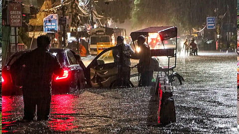 heavy rain red alert in delhi