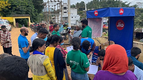 വയനാട് ദുരന്തബാധിതർക്ക് സൗജന്യ ജിയോ ഭാരത് ഫോണുകൾ നൽകി