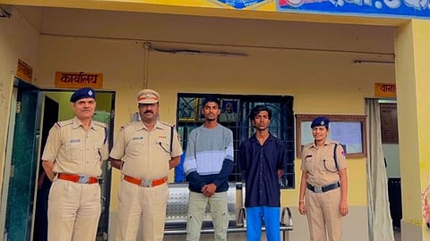 Attempt to film reels on a stopped train 2 youths arrested in Thane