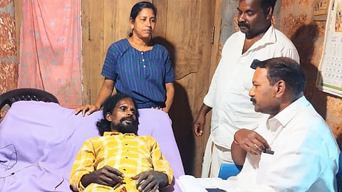 മർദനത്തിൽ പരിക്കേറ്റ സുനിൽ കുമാറിനെ പട്ടികജാതി/വർഗ സംരക്ഷണ സമിതി രക്ഷാധികാരി സതീഷ് പാറന്നൂർ സന്ദർശിക്കുന്നു. എലത്തൂർ മേഖലാ പ്രസിഡന്റ് ശ്രീജിത്ത് കുരുവട്ടൂർ, സുനിൽ കുമാറിന്റെ ഭാര്യ പുഷ്പ എന്നിവർ സമീപം.