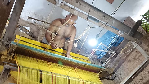 ഓണത്തെ വരവേൽക്കാൻ തറികളിൽ നിന്ന് മഞ്ഞക്കോടികൾ
