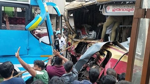 ksrtc and private bus collide in nadapuram