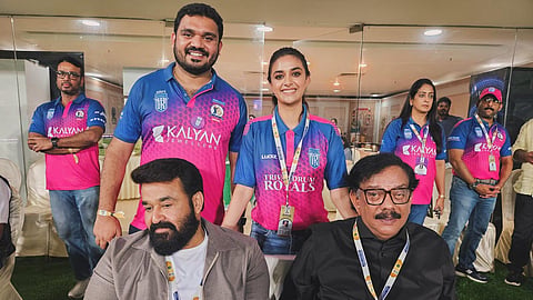 Mohanlal, Priyadarsan and Keerthi Suresh during the Kerala Cricket League match കെസിഎൽ മത്സരം കാണുന്ന മോഹൻലാൽ, പ്രിയദർശൻ, കീർത്തി സുരേഷ് തുടങ്ങിയവർ
