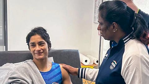 PT Usha with Vinesh Phogat, photo shared by Usha പി.ടി. ഉഷ സോഷ്യൽ മീഡിയയിൽ പങ്കുവച്ച, വിനേഷ് ഫോഗട്ടിനൊപ്പമുള്ള ചിത്രം.