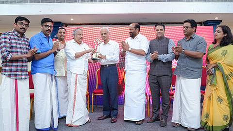 അടുത്ത് നിൽക്കുമ്പോൾ ചന്ദ്രനെ പോലെയും, അകന്നു നിൽക്കുമ്പോൾ സൂര്യനെ പോലെയും ജ്വലിച്ചു നിൽക്കുന്ന വ്യക്തിത്വമായിരുന്നു ചന്ദ്രപ്പൻ | CK Chandrappan award to K Jayakumar
