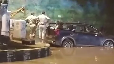 Bank employees drown after suv stuck in delhi flood