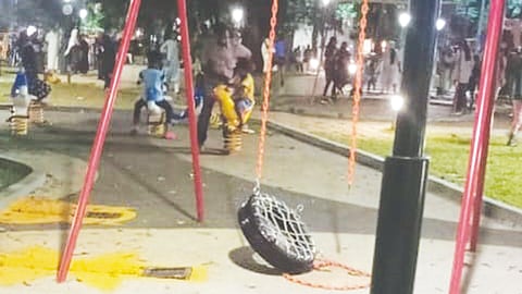 പാർക്ക് ഉദ്ഘാടനത്തിനു പിന്നാലെ ഊഞ്ഞാൽ പൊട്ടി, കുട്ടിക്ക് പരുക്ക്