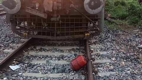 lpg cylinder found on rail tracks on kanpur prayagraj route
