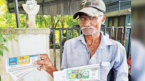 Young man steals 90 tickets of blind lottery seller