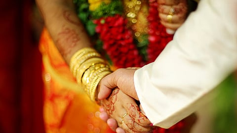 Young man escaped with gold after marriage
