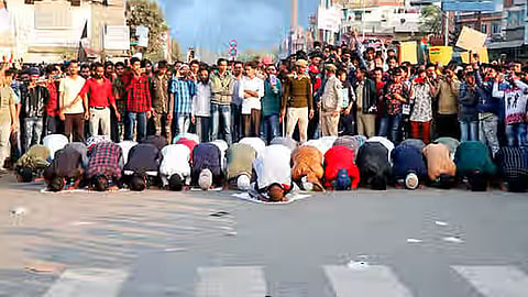 Licence and passports will be cancell, meerut police against namaz on Roads