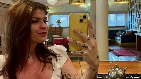 female prison officer held for phone sex with jail inmate